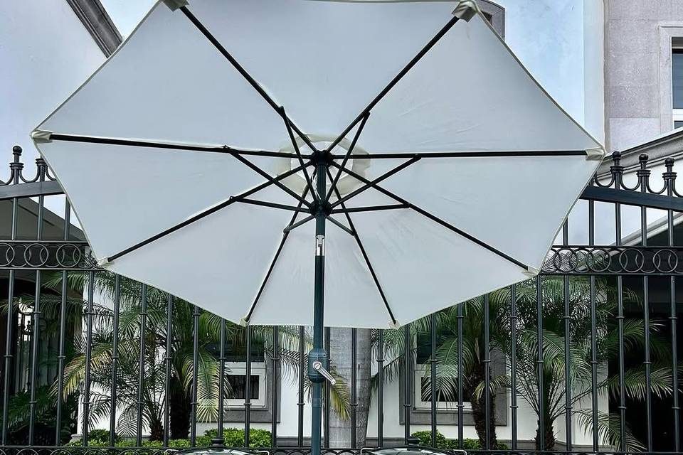 Carrito de snacks con sombrilla