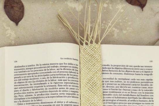 Separador de libros tejido