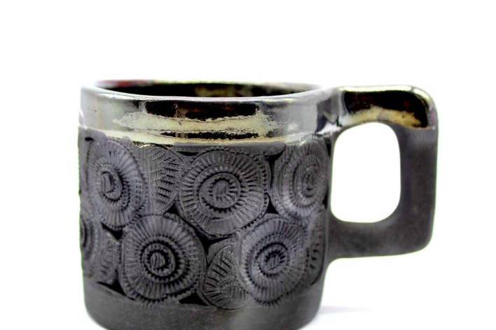 Taza de barro negro