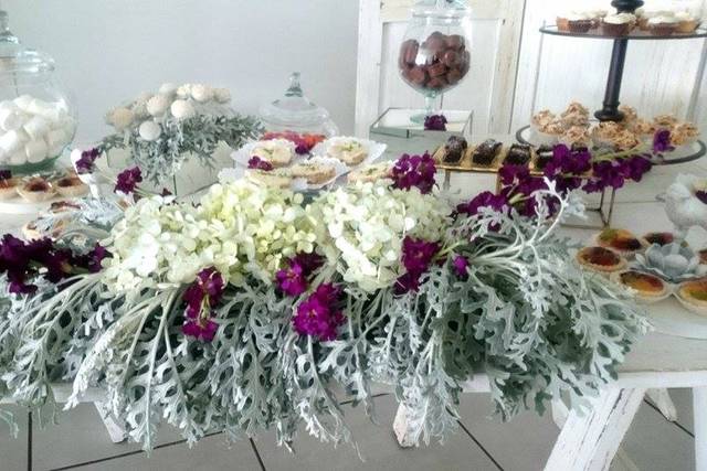 Mesa de postres con decoración