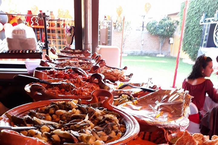 Cazuelas de barro con comida