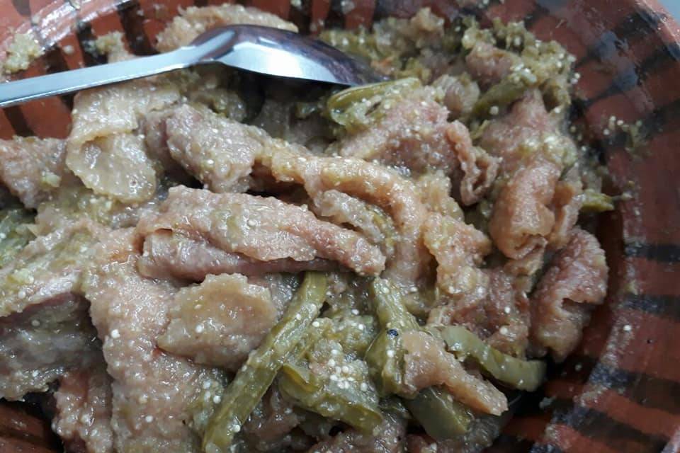 Chicharrón con nopales en salsa verde