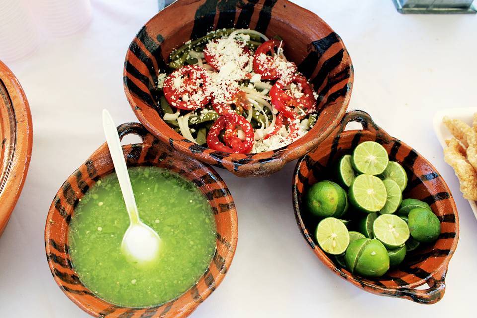 Salsa verde, limones y nopales