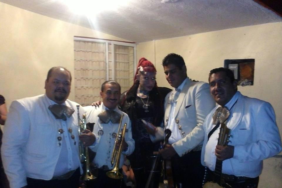 Clientes y amigos del mariachi