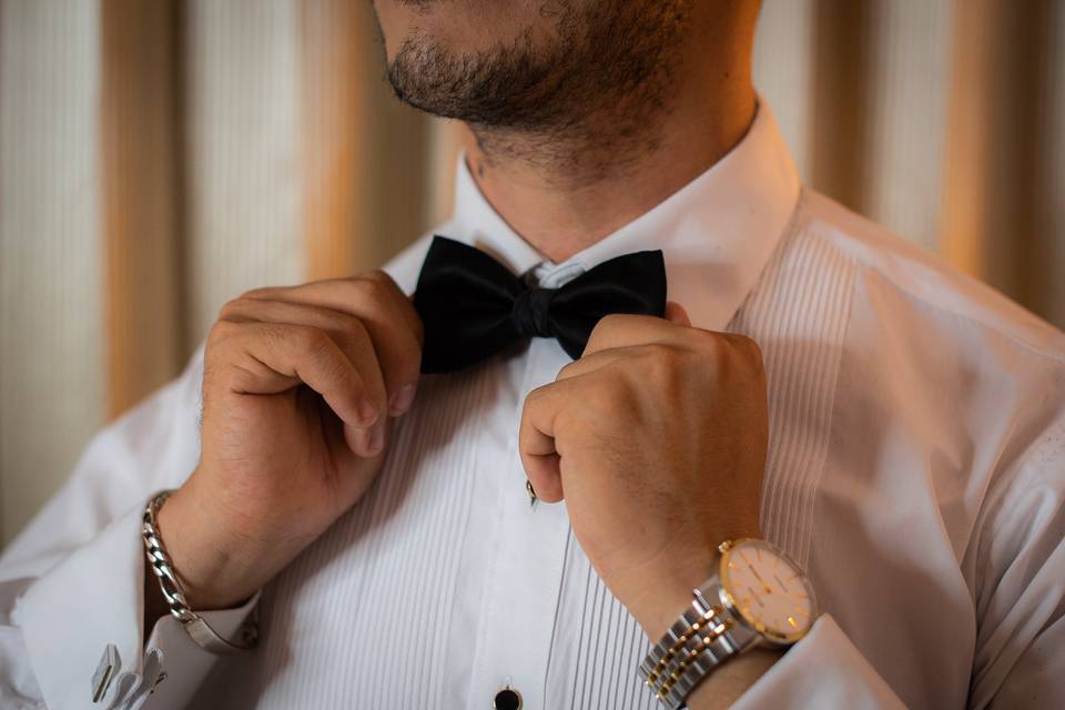 Acomodándose el moño del traje