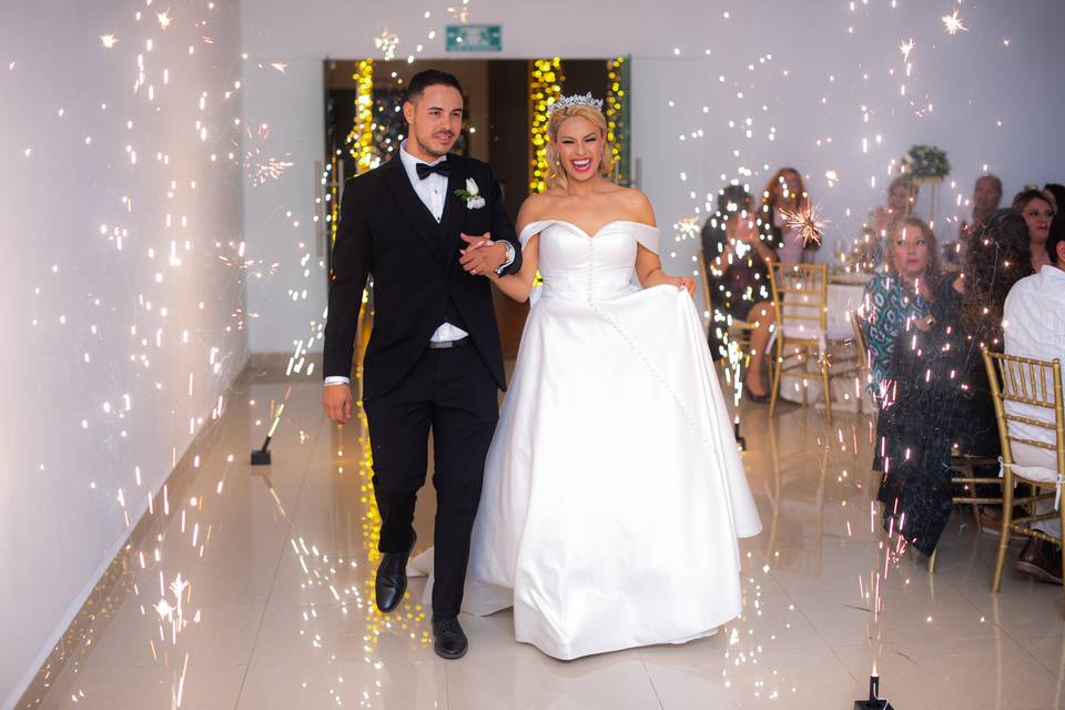 Novios caminando de la mano en el salón