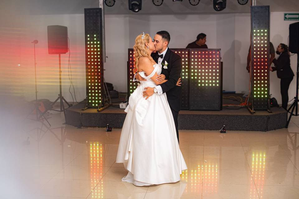 Novios bailando y besándose