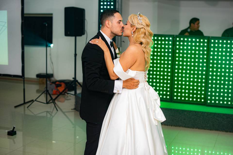 Novios besándose