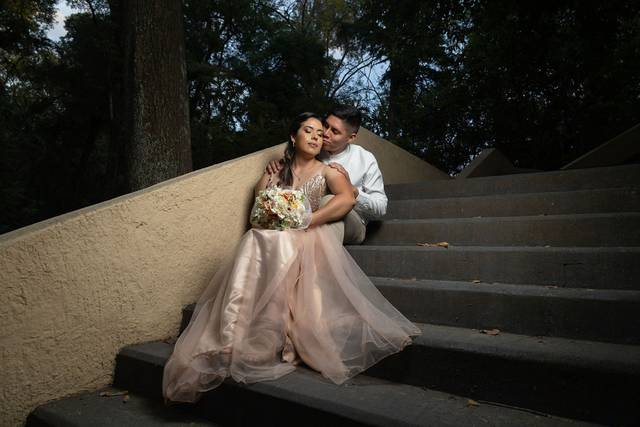 Pareja sentada en las escaleras