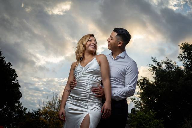 Novio agarrando de la cintura a su pareja