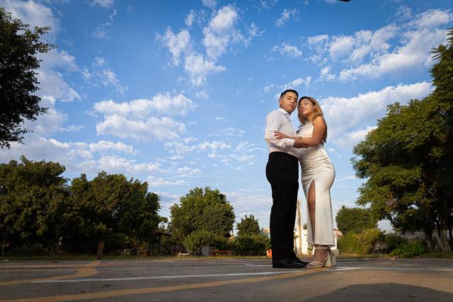 Novios en medio de la carretera