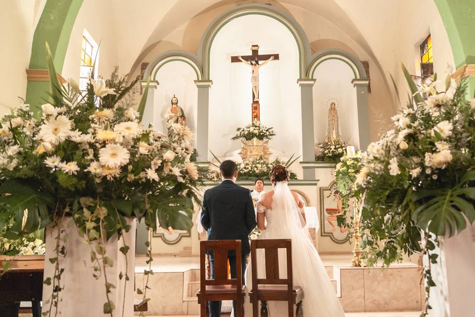 Frente al altar