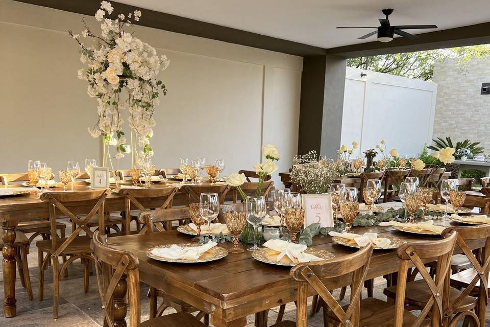 Mesa de madera decorada con flores