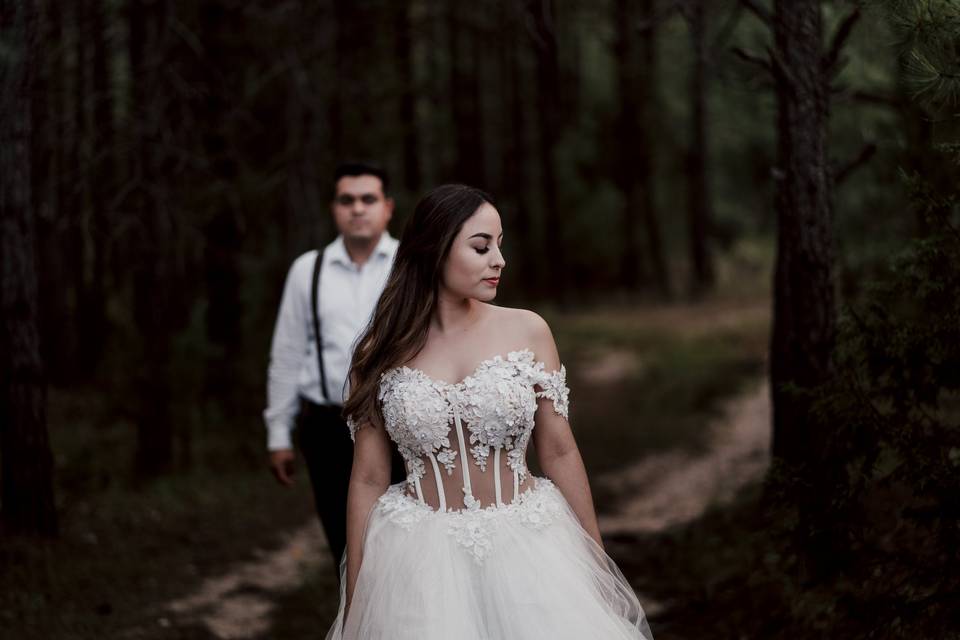 Novios en bosque