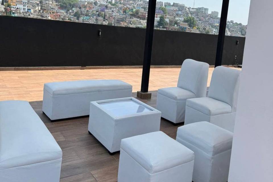 Sillones blancos en terraza