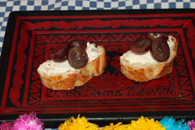 Tapas de queso con uvas