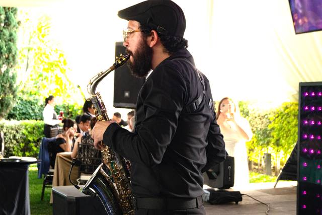 Tocando el saxofón en un evento