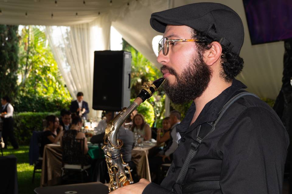 Músico de perfil con saxofón