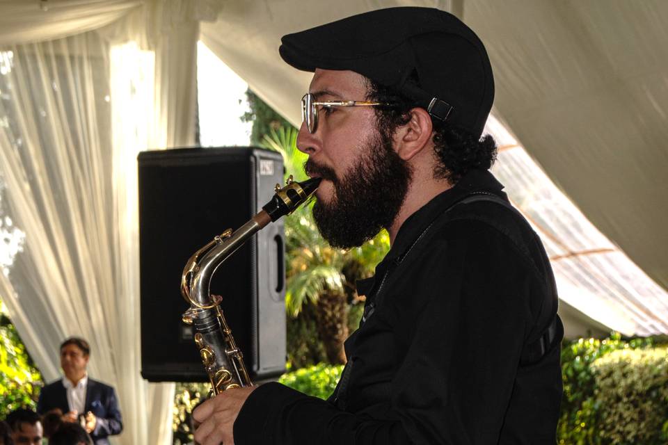 Tocando el saxofón de perfil