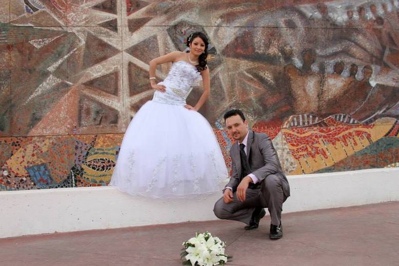 Novios posando