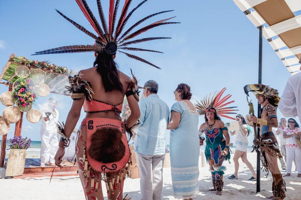 Sacerdote y danzantes mayas