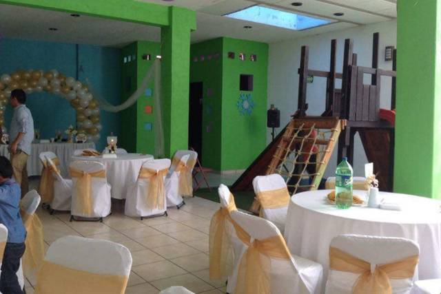 Montaje blanco y dorado