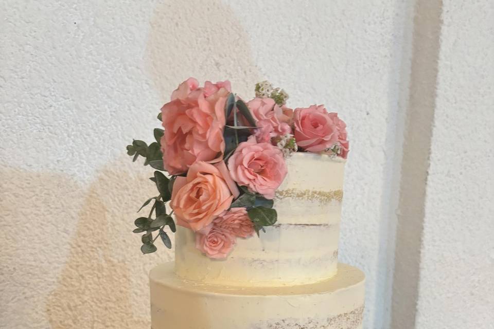 Naked cake con flores orgánicas