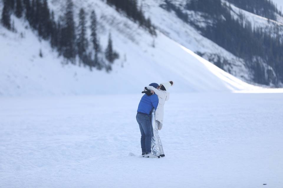 Abrazados en medio de la nieve