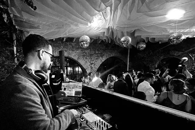 Dj en escenario