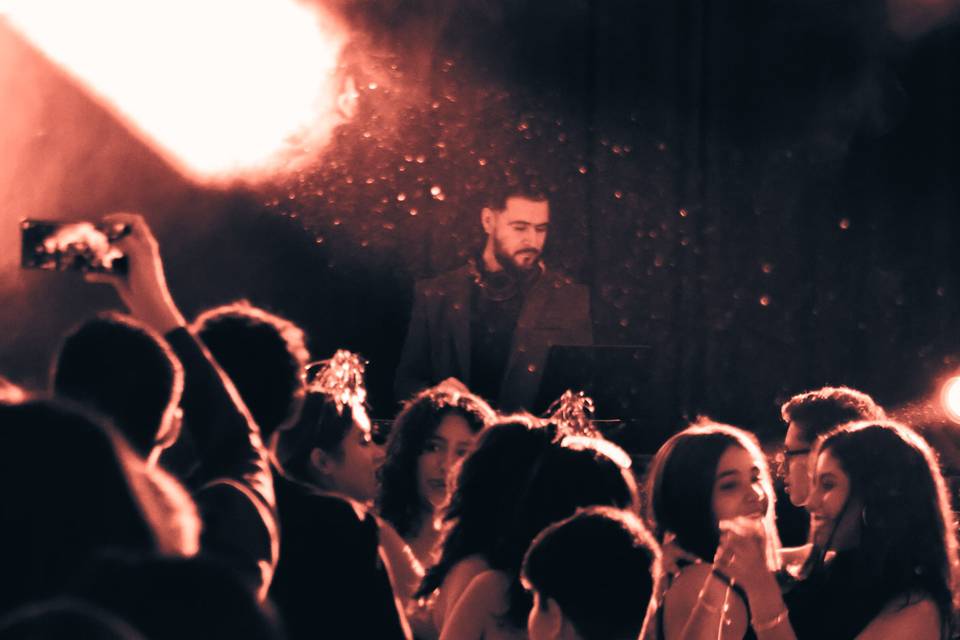 Dj en accion durante la boda