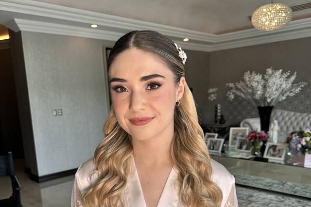 Novia con peinado semi recogido y ondas