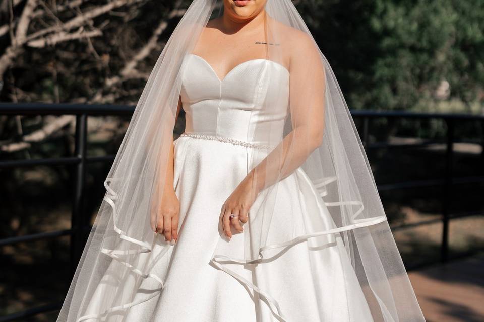 Novia con escote corazón y velo