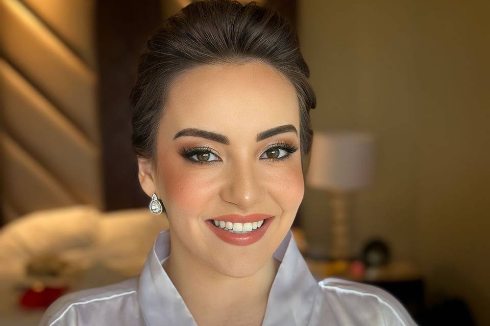 Novia con cabello recogido y bata blanca