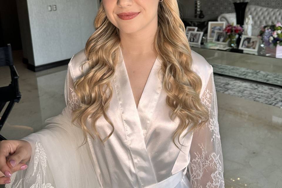 Novia con peinado semi recogido y ondas
