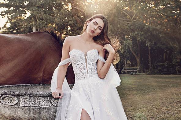 Novia con el brazo recargado en una fuente