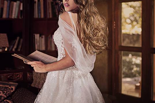 Novia frente a la ventana