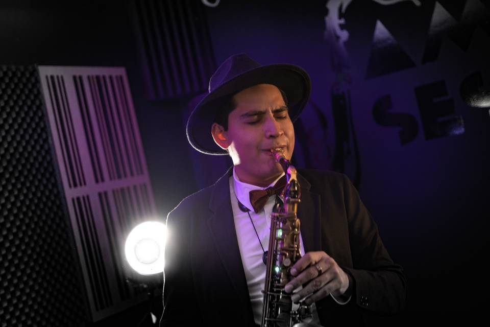 Adrián saxofonista