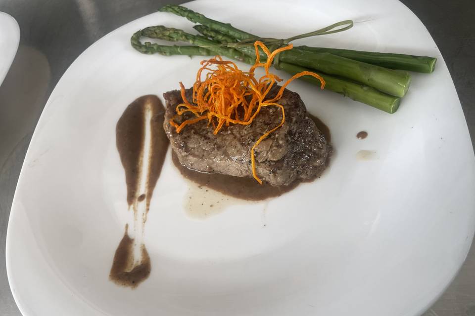 Medallón de res en salsa de vi