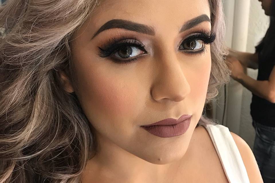 Maquillaje y peinado