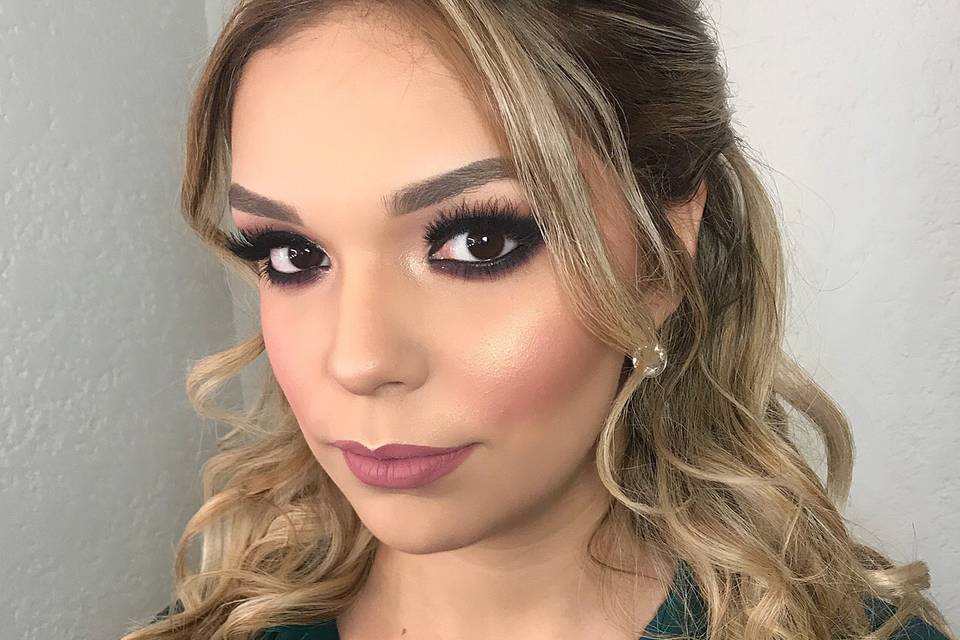 Maquillaje y peinado