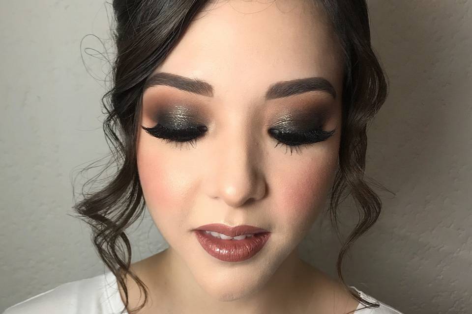 Maquillaje y peinado