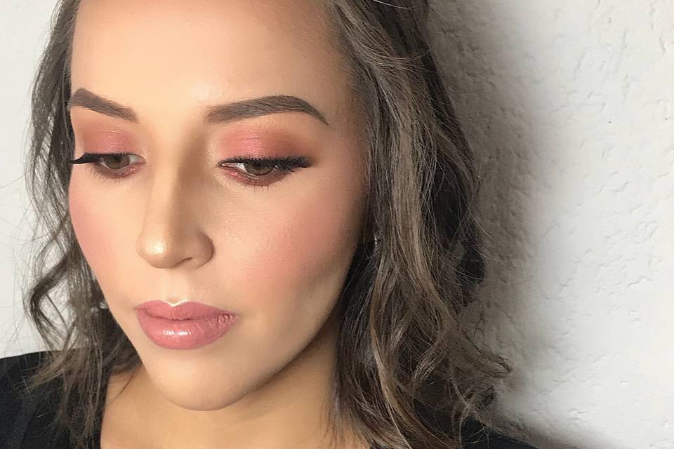 Maquillaje y peinado