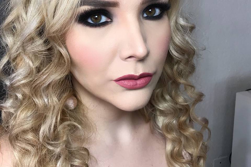 Maquillaje y peinado