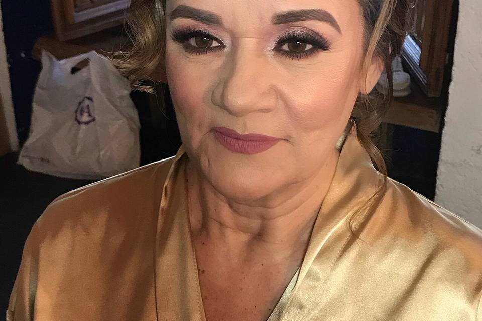 Maquillaje y peinado