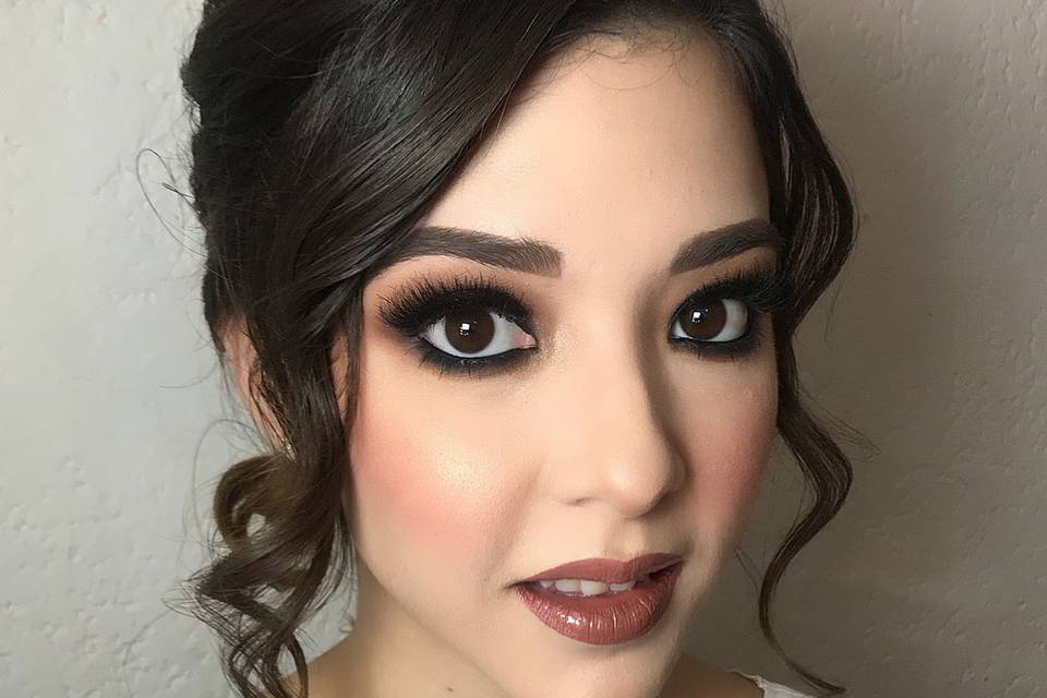 Maquillaje y peinado