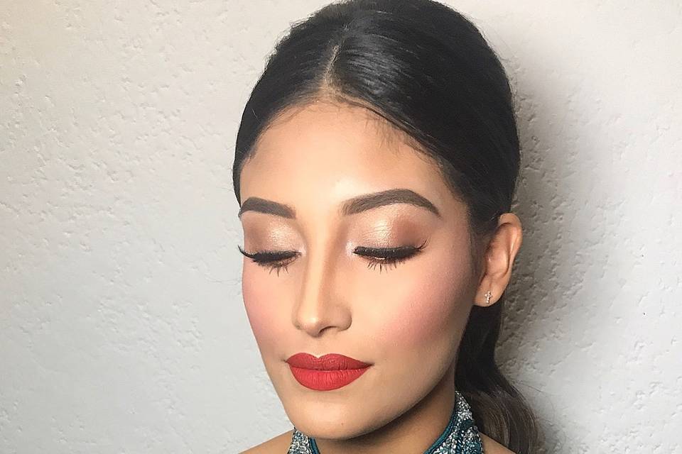 Maquillaje y peinado