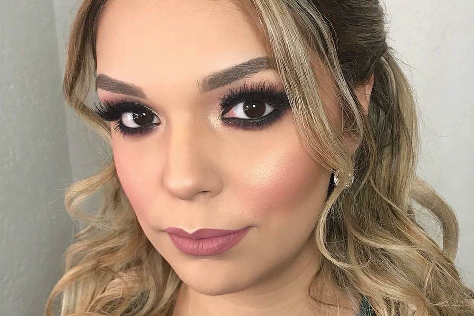 Maquillaje y peinado