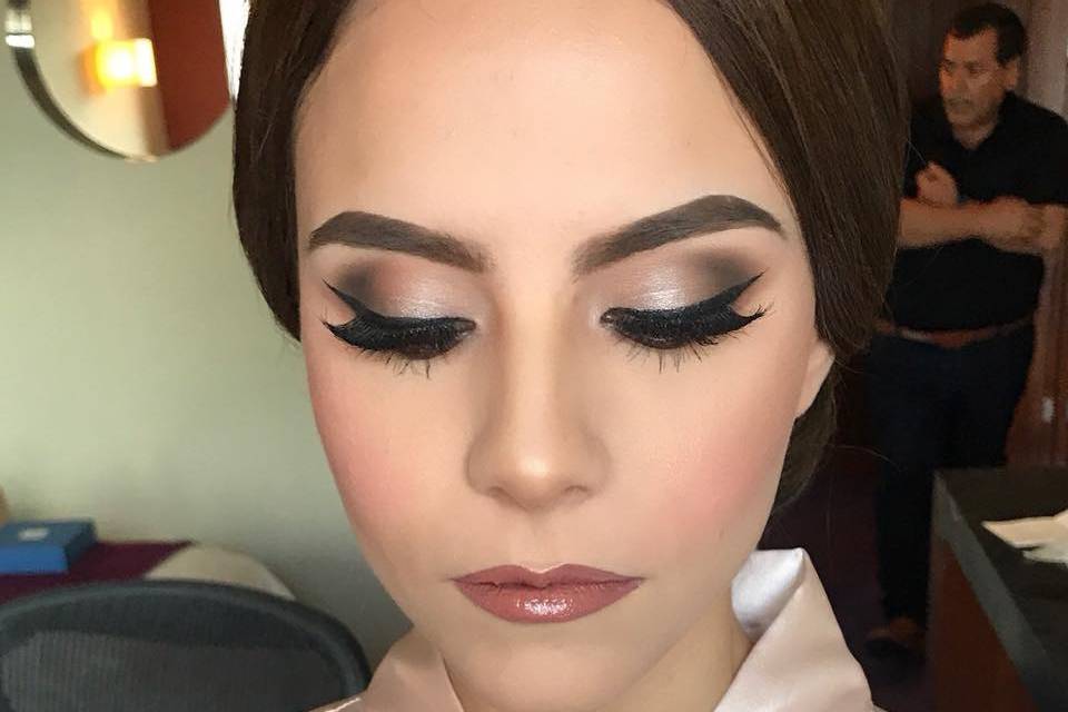 Maquillaje y peinado