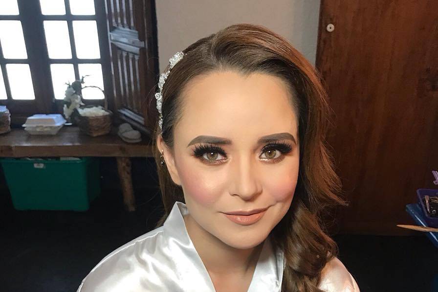 Maquillaje y peinado