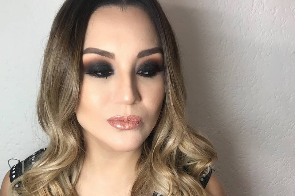 Maquillaje y peinado